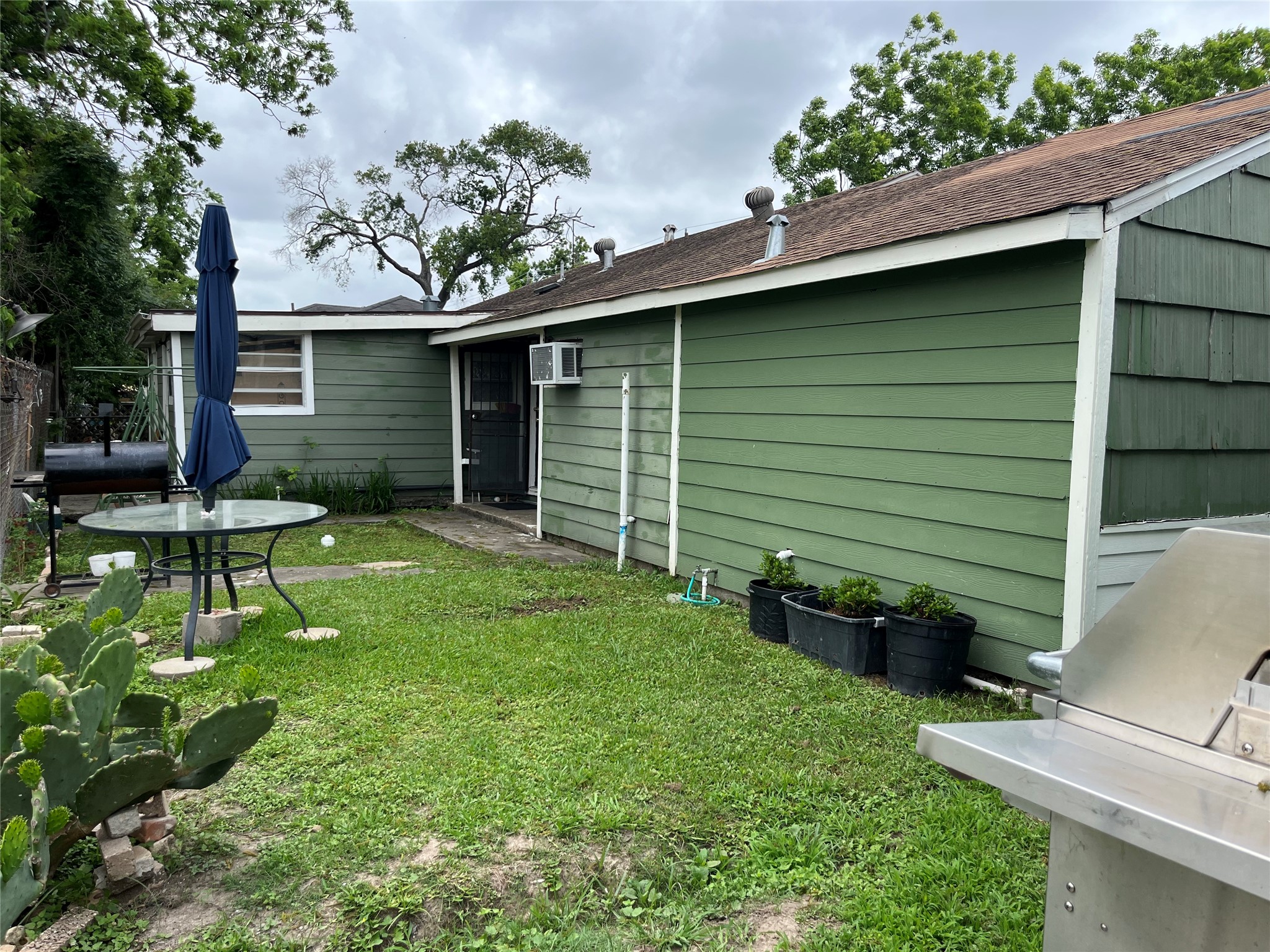2836 Cochran Street Houston, TX 77009 - Photo 12 of 17 a backyard of a house with table and chairs