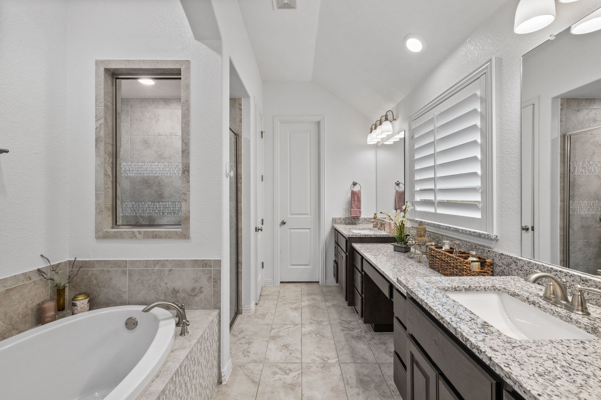 3824 Ashbury Road Round Rock, TX 78681 - Photo 20 of 30 Primary bathroom with dual vanities, garden tub & step-in shower