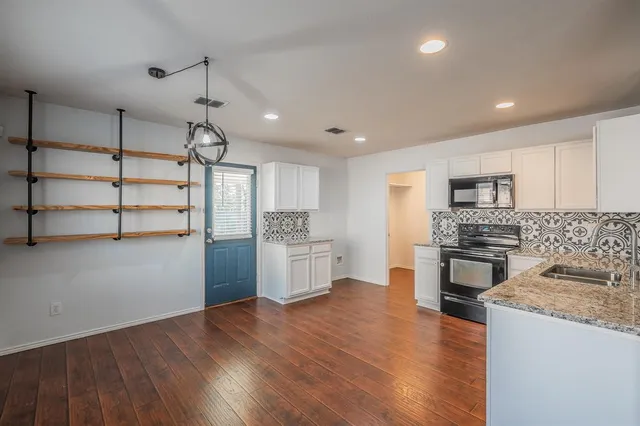 $1,900 | 712 Grant Street, Burleson, TX 76028