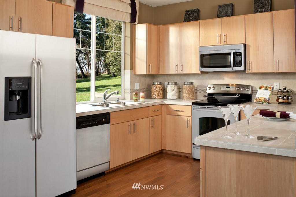 6452 High Point Drive Southwest Seattle, WA 98126 - Photo 5 of 9 Gallery Image 5