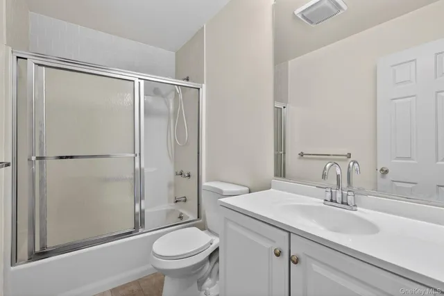 a picture of a wall with a white wall and white walls