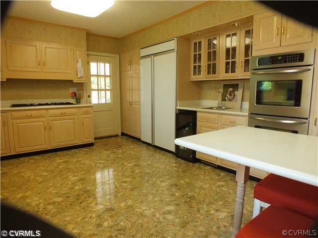 10466 Cherokee Road Richmond, VA 23235 - Photo 11 of 24 Kitchen - A clever peninsula for eat-in-kitchen se