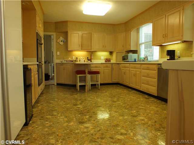 10466 Cherokee Road Richmond, VA 23235 - Photo 10 of 24 Kitchen - Exceptional counter space and cabinets w