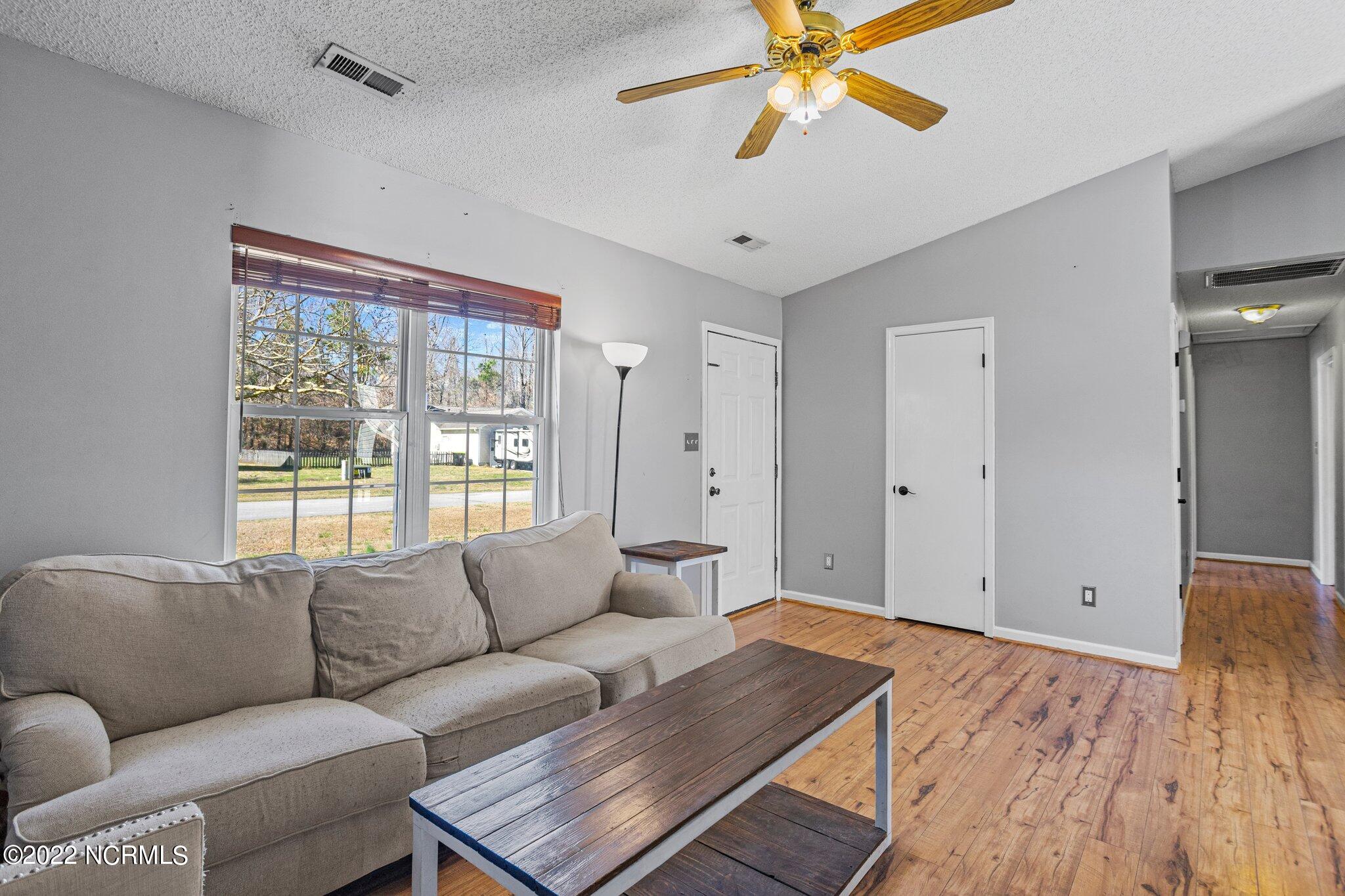 103 Wigeon Road Jacksonville, NC 28540 - Photo 8 of 38 24-web-or-mls-DSC02783