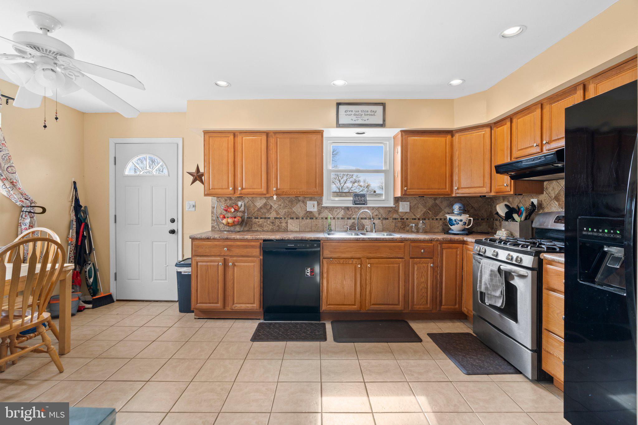 618 Rively Avenue Collingdale, PA 19023 - Photo 10 of 34 Kitchen