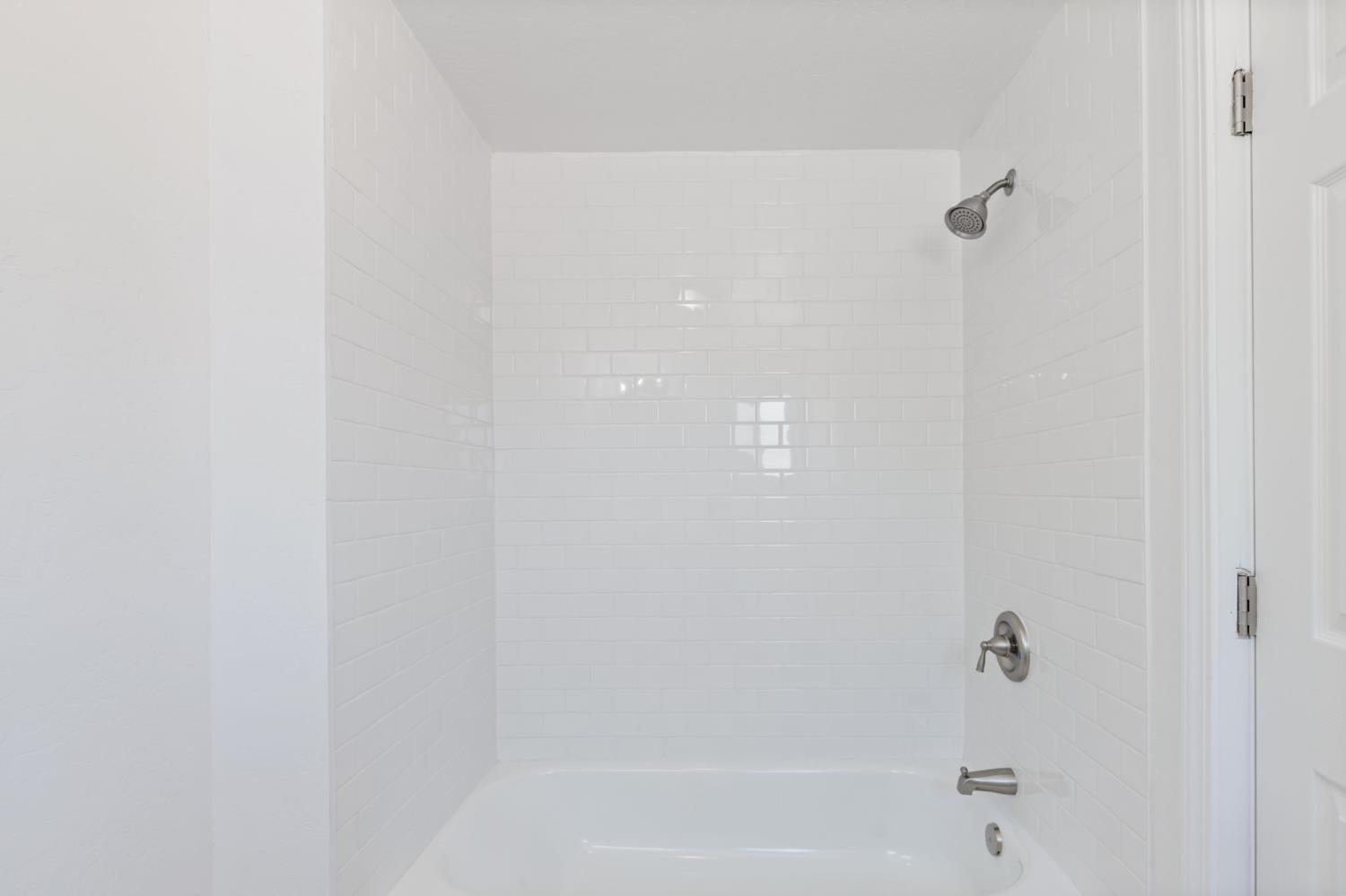 575 South 8th Street Kerman, CA 93630 - Photo 13 of 21 a close up of a bathtub