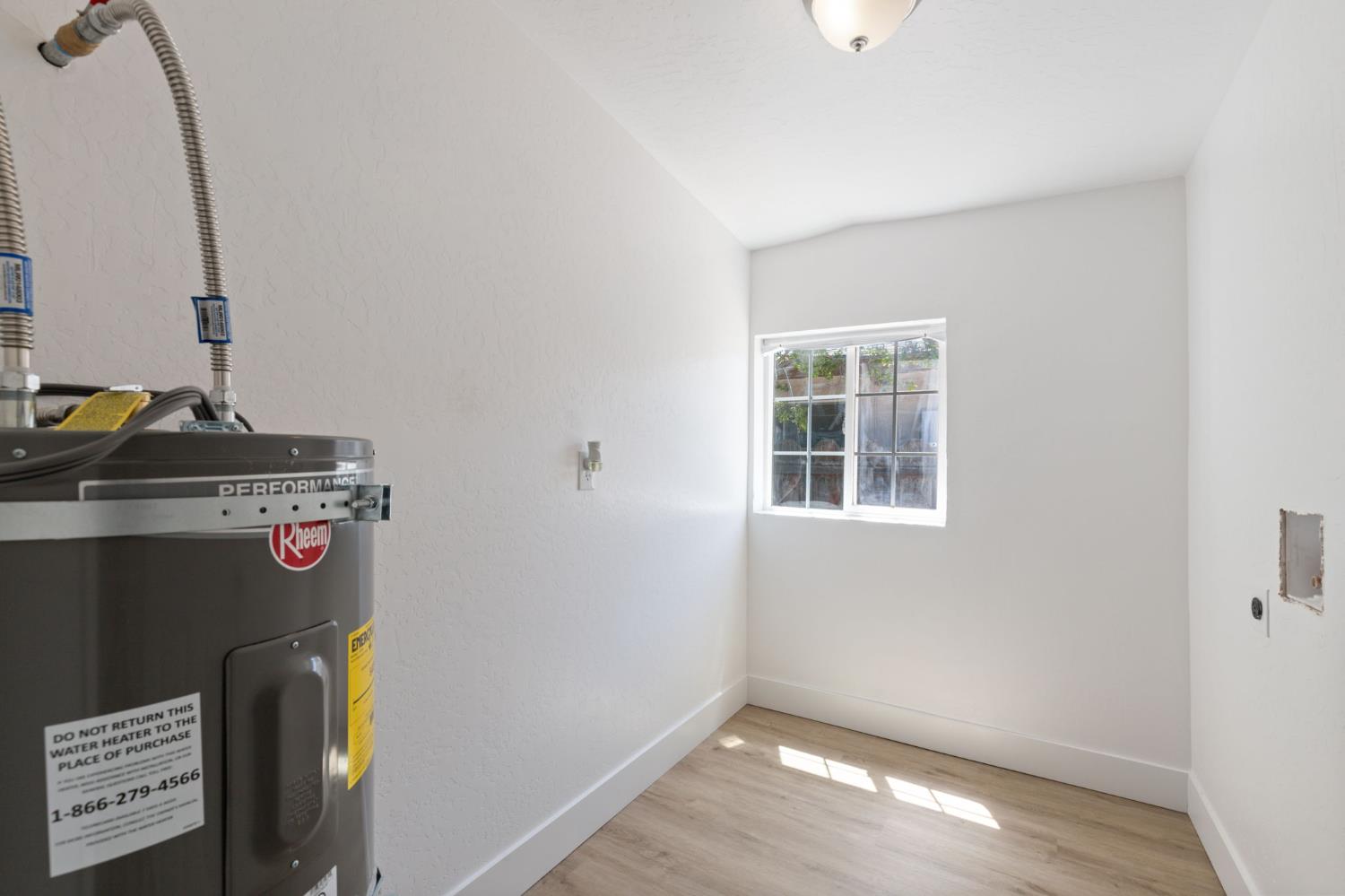 575 South 8th Street Kerman, CA 93630 - Photo 14 of 21 a view of hallway with window