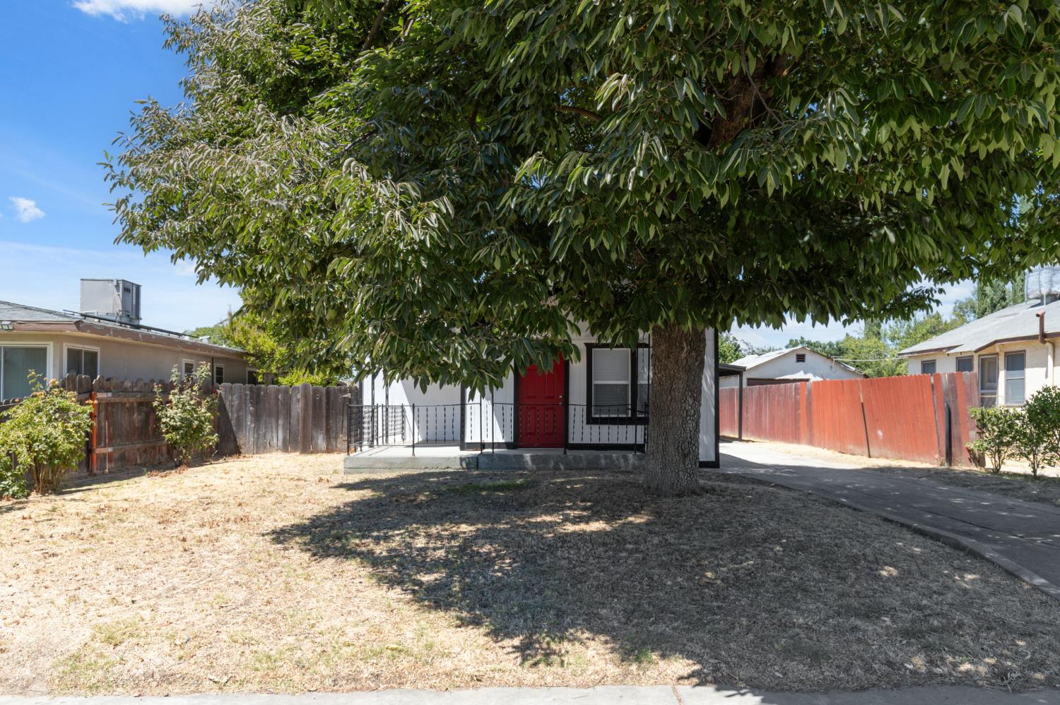 575 South 8th Street Kerman, CA 93630 - Photo 5 of 21 a backyard of a house
