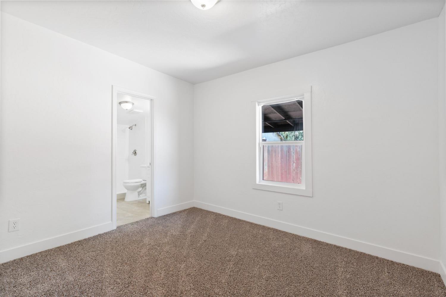 575 South 8th Street Kerman, CA 93630 - Photo 9 of 21 an empty room with window