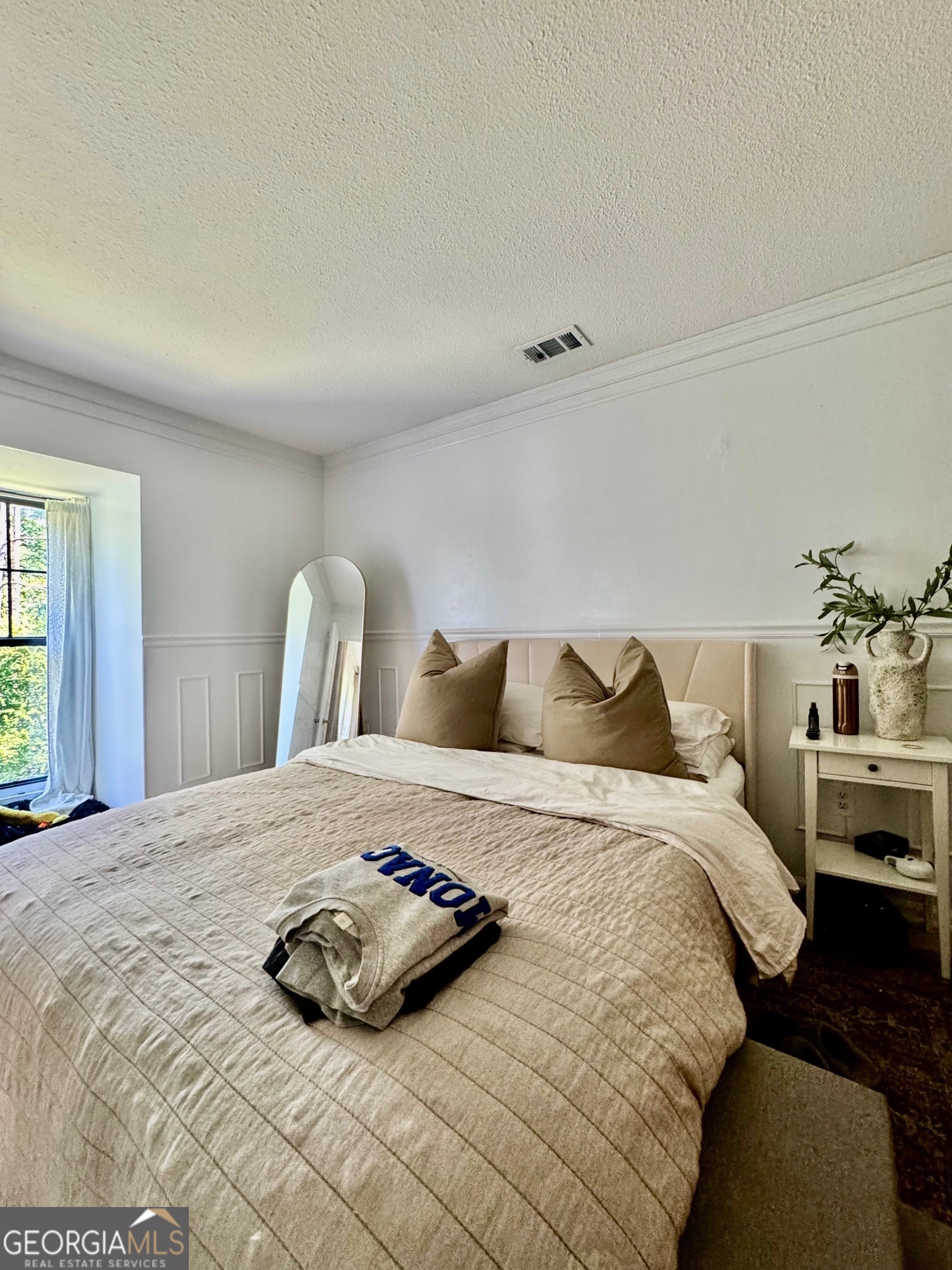 24311 Plantation Drive Northeast, Unit 311 Atlanta, GA 30324 - Photo 13 of 36 a bedroom with a bed and a couch