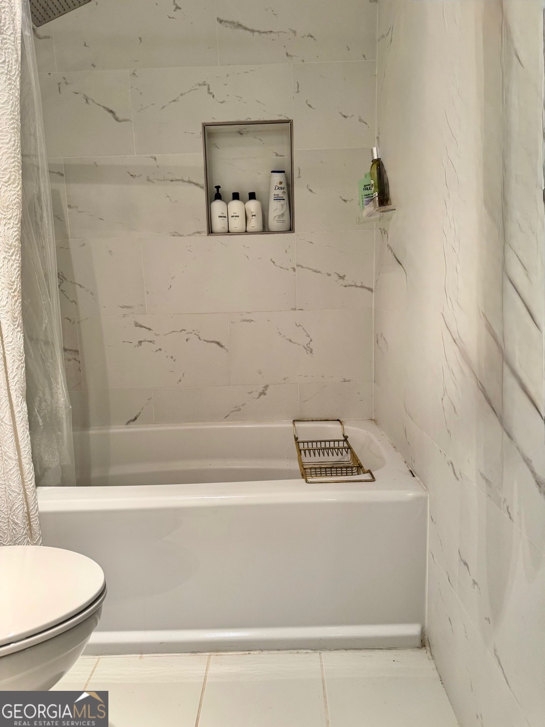 24311 Plantation Drive Northeast, Unit 311 Atlanta, GA 30324 - Photo 29 of 36 a bathroom with a bathtub and a toilet