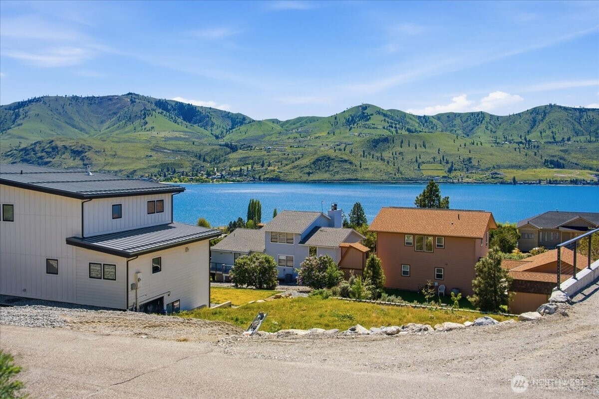 211 Riviera Drive Chelan, WA 98816 - Photo 3 of 30