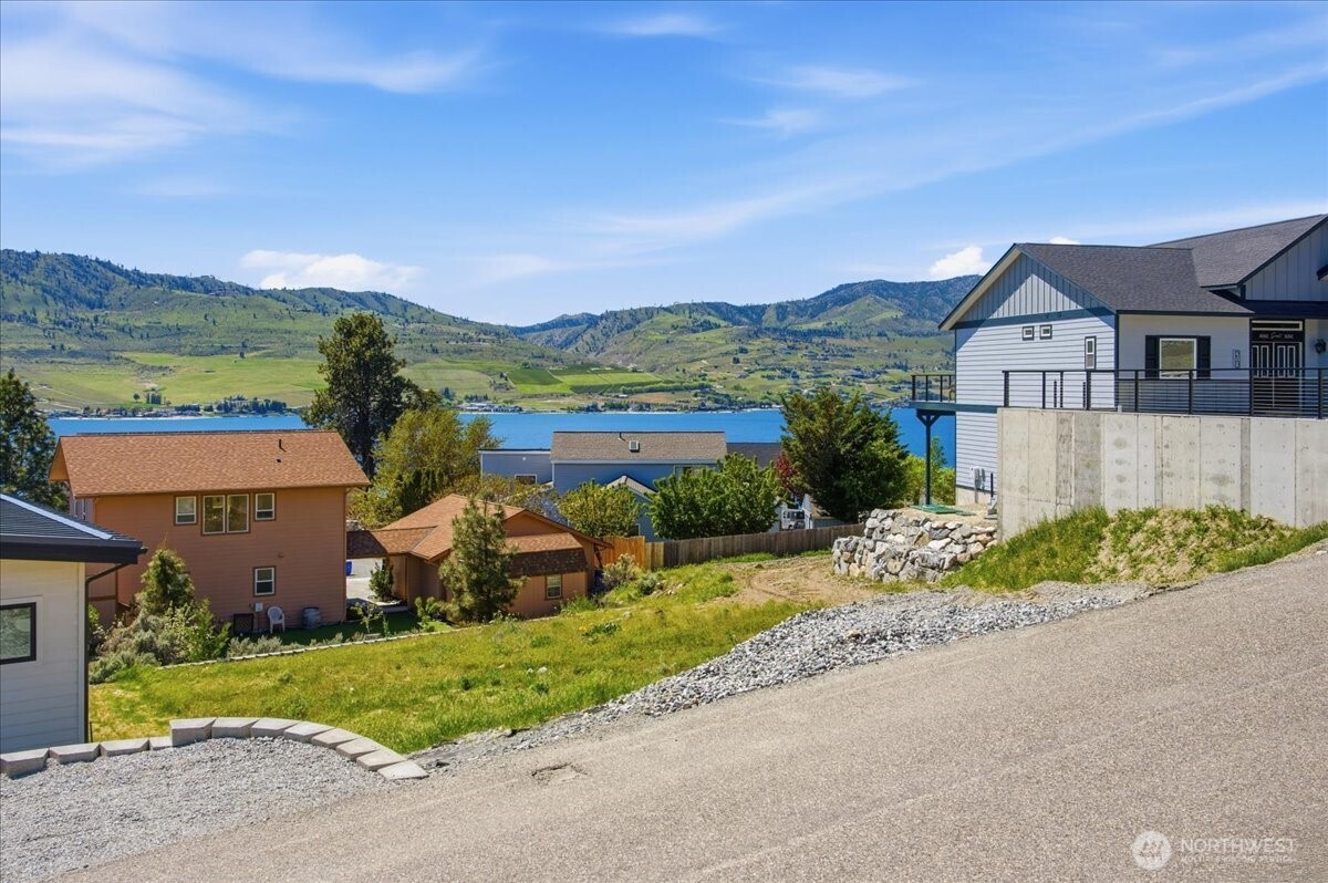 211 Riviera Drive Chelan, WA 98816 - Photo 4 of 30