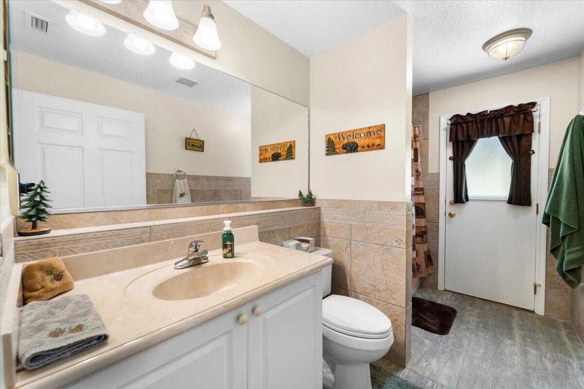 3455 Carter Road Mims, FL 32754 - Photo 25 of 38 Large guest bathroom