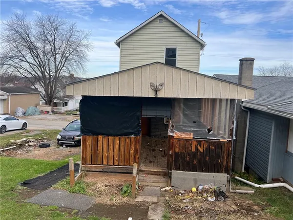 a view of a house with backyard