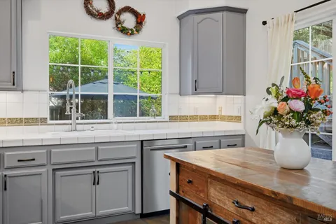 $995,000 | 104 Village Oaks Court, Healdsburg, CA 95448