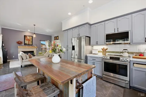 $995,000 | 104 Village Oaks Court, Healdsburg, CA 95448