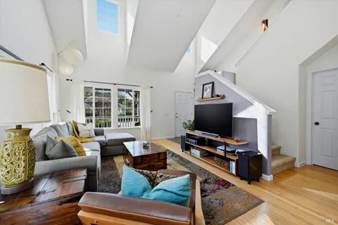 $995,000 | 104 Village Oaks Court, Healdsburg, CA 95448