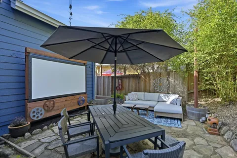 $995,000 | 104 Village Oaks Court, Healdsburg, CA 95448