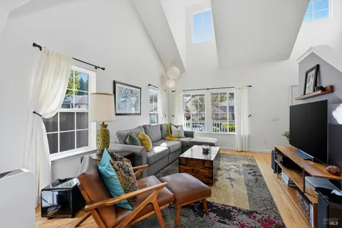 $995,000 | 104 Village Oaks Court, Healdsburg, CA 95448