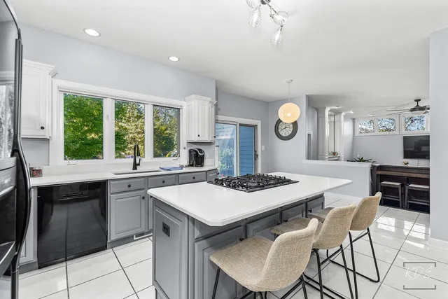 $825,000 | 940 Burnham Court, Aurora, IL 60502