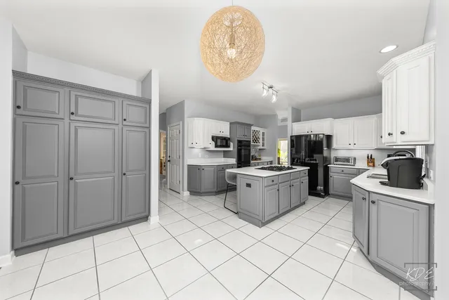 $825,000 | 940 Burnham Court, Aurora, IL 60502