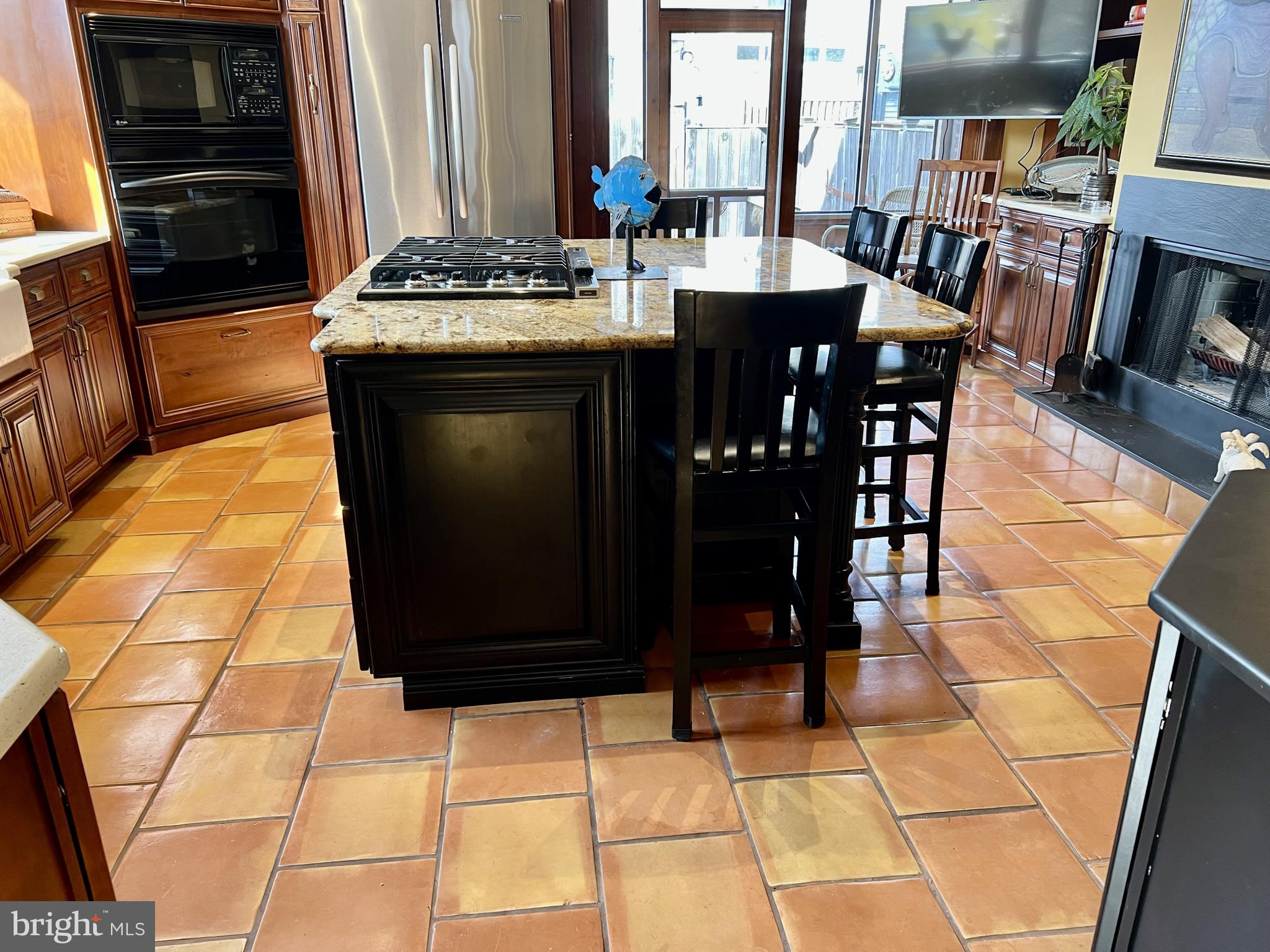 1100 E Street Northeast Washington, DC 20002 - Photo 25 of 66 A pantry, a desk, a wetbar, a wine fridge