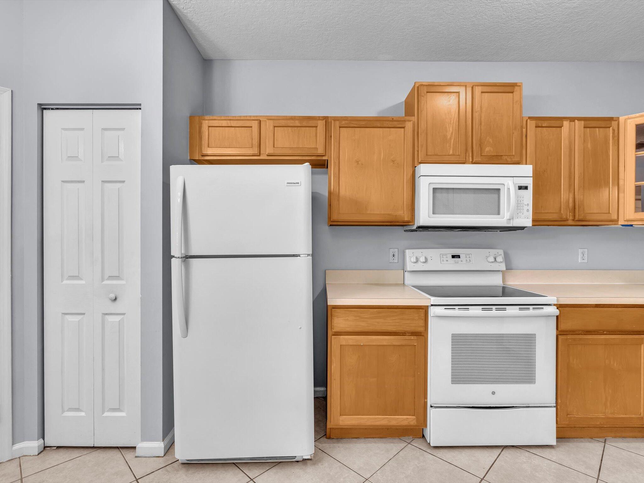 21018 Vía Eden, Unit 21018 Boca Raton, FL 33433 - Photo 4 of 63 a kitchen with a stove top oven and refrigerator