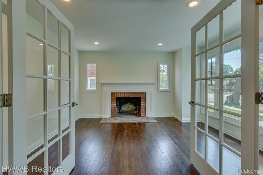 2279 Pembroke Road Birmingham, MI 48009 - Photo 4 of 29 Front room with fire place and relaxing!