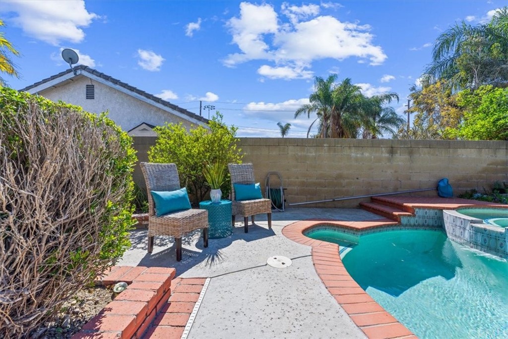 1013 London Circle Placentia, CA 92870 - Photo 33 of 45 a backyard of a house with table and chairs