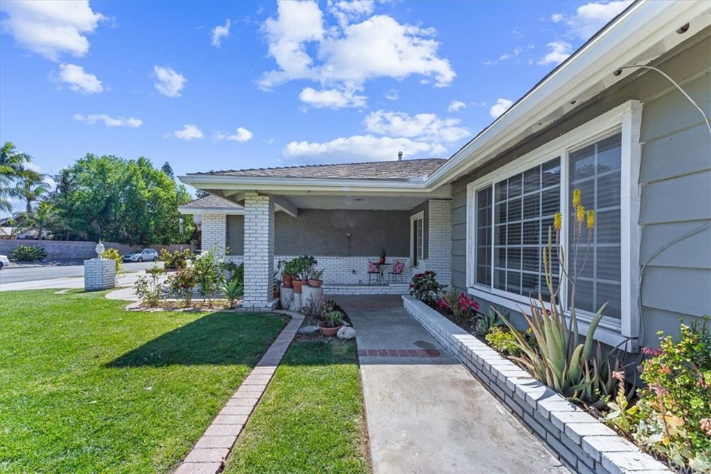 1013 London Circle Placentia, CA 92870 - Photo 7 of 45 a front view of house with yard