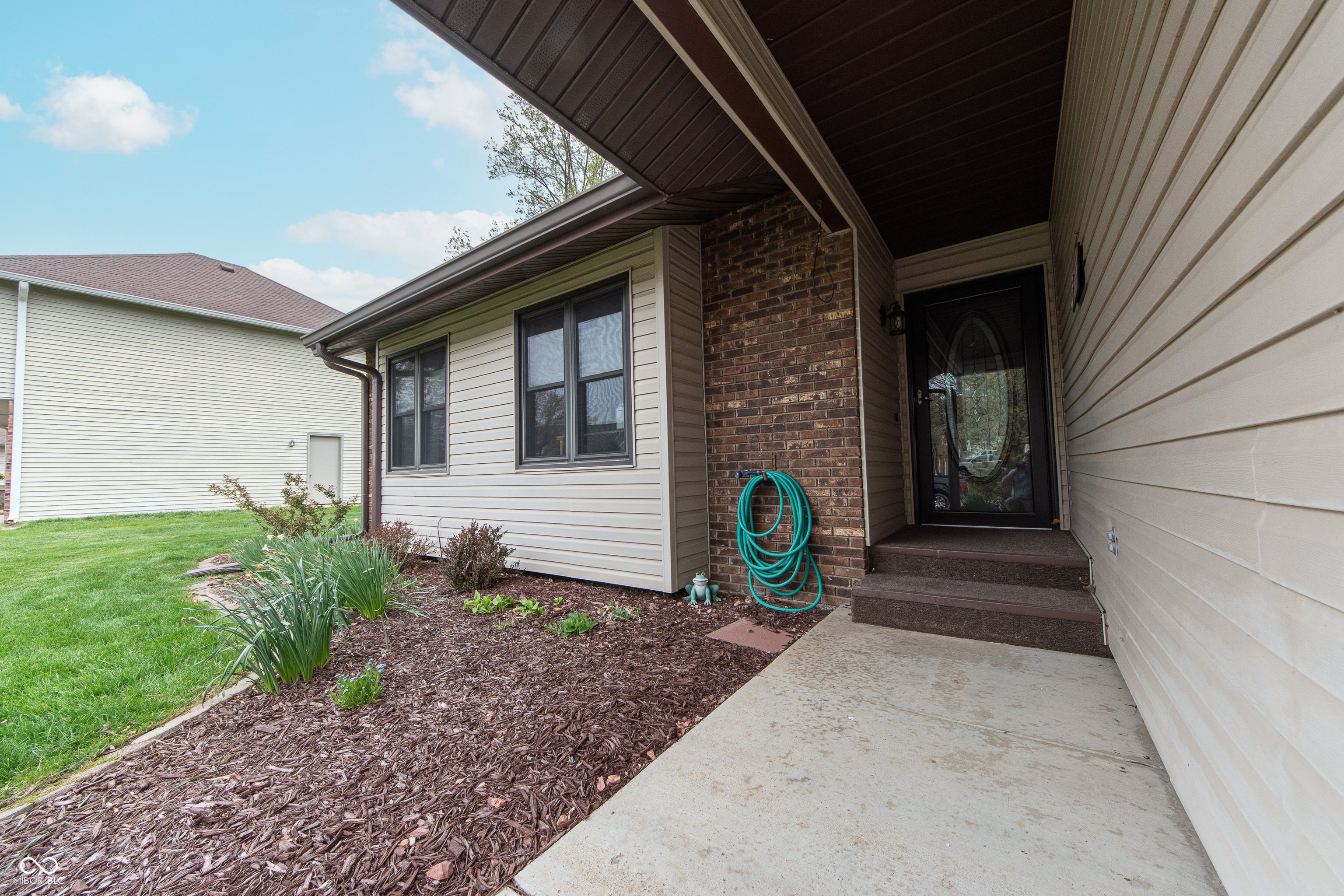 3003 Fox Pointe Drive Columbus, IN 47203 - Photo 2 of 35