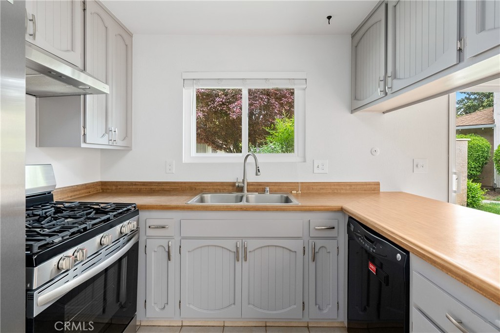 18 Flag Way Paso Robles, CA 93446 - Photo 7 of 22 a kitchen with white cabinets appliances and a window