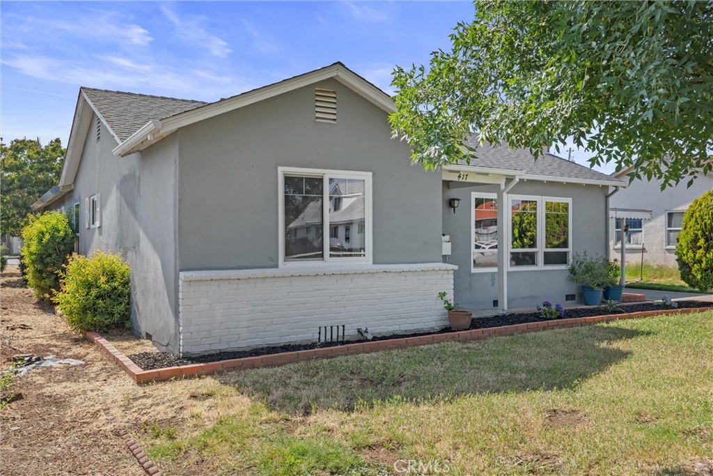 417 Jefferson Street Willows, CA 95988 - Photo 28 of 32 front view of a house with a yard