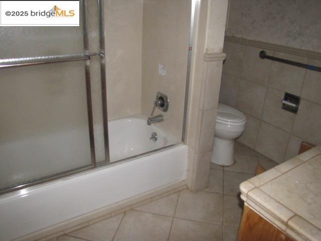 20280 Little Valley Road Groveland, CA 95321 - Photo 13 of 32 a bathroom with a bathtub and toilet