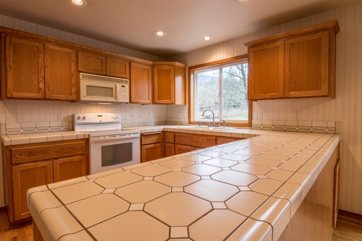 286 Castle Creek Road Grants Pass, OR 97526 - Photo 8 of 34 Additional Photo