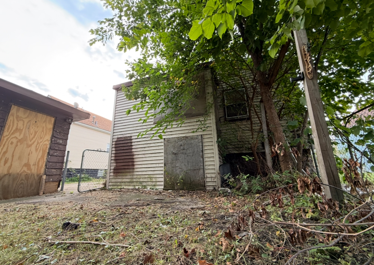 28 156th Street Calumet City, IL 60409 - Photo 20 of 24 a view of a backyard of the house