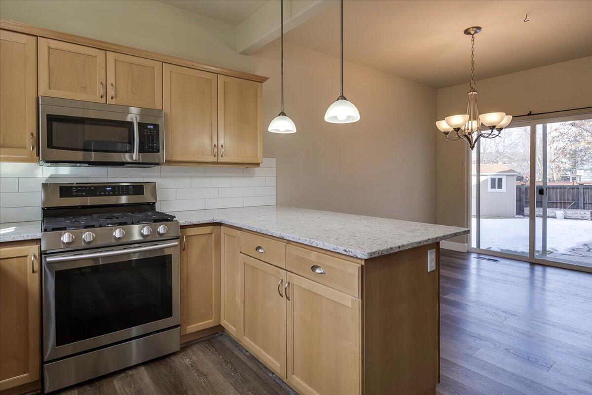 20370 Murphy Road Bend, OR 97702 - Photo 8 of 33 Light, bright and great for entertaining