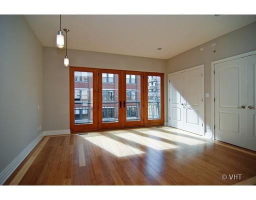916 West Van Buren Street Chicago, IL 60607 - Photo 5 of 10 a view of an empty room with a window