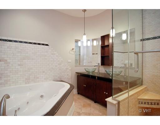 916 West Van Buren Street Chicago, IL 60607 - Photo 6 of 10 a bathroom with a bathtub and a sink