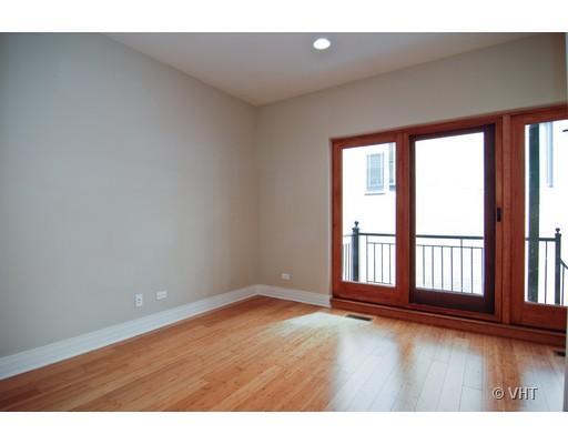 916 West Van Buren Street Chicago, IL 60607 - Photo 8 of 10 a view of an empty room with a window