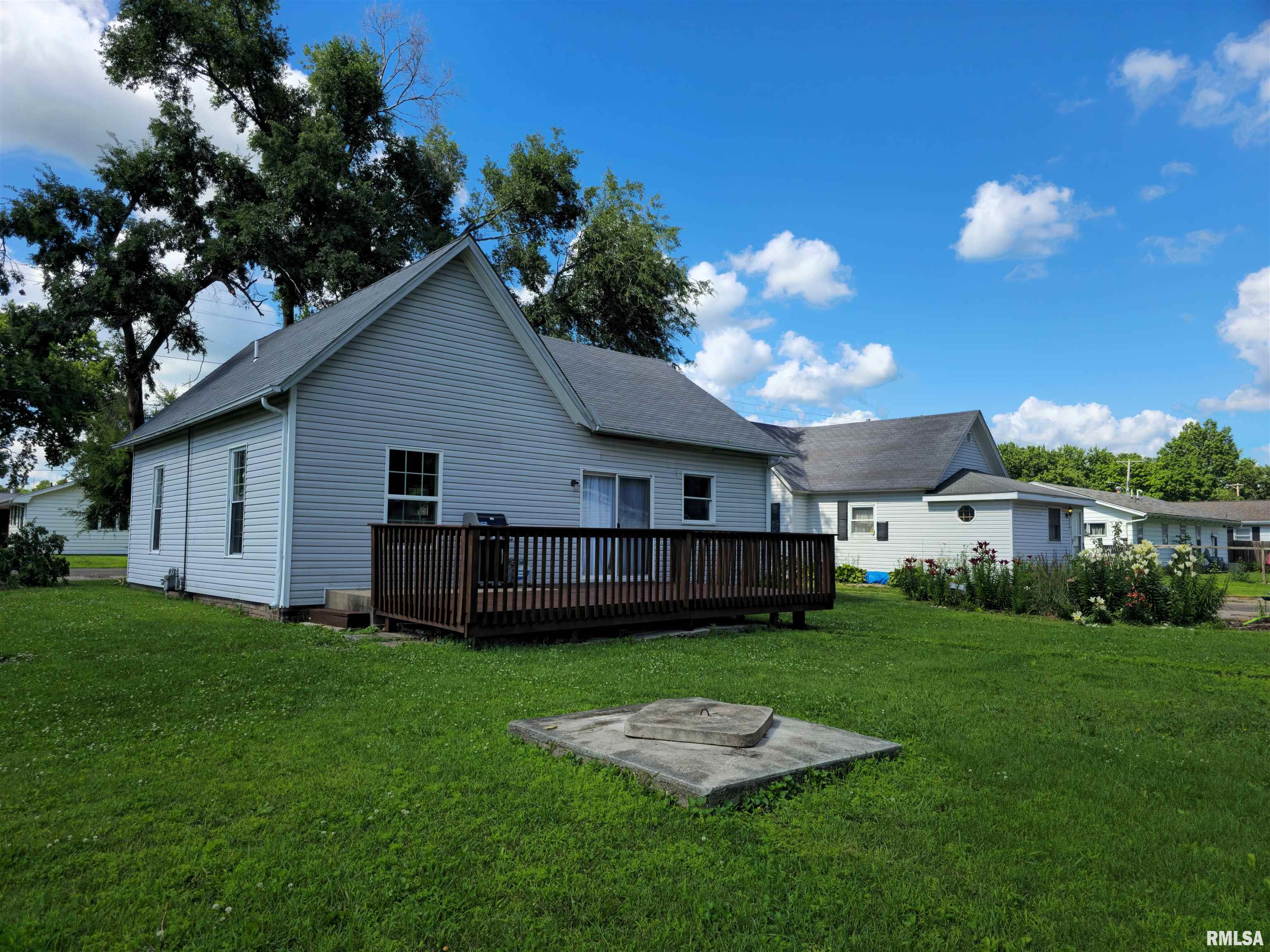302 East Smith Street Colchester, IL 62326 - Photo 2 of 21