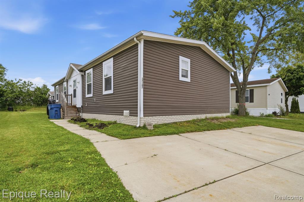 17107 Detroiter Avenue Davisburg, MI 48350 - Photo 1 of 25