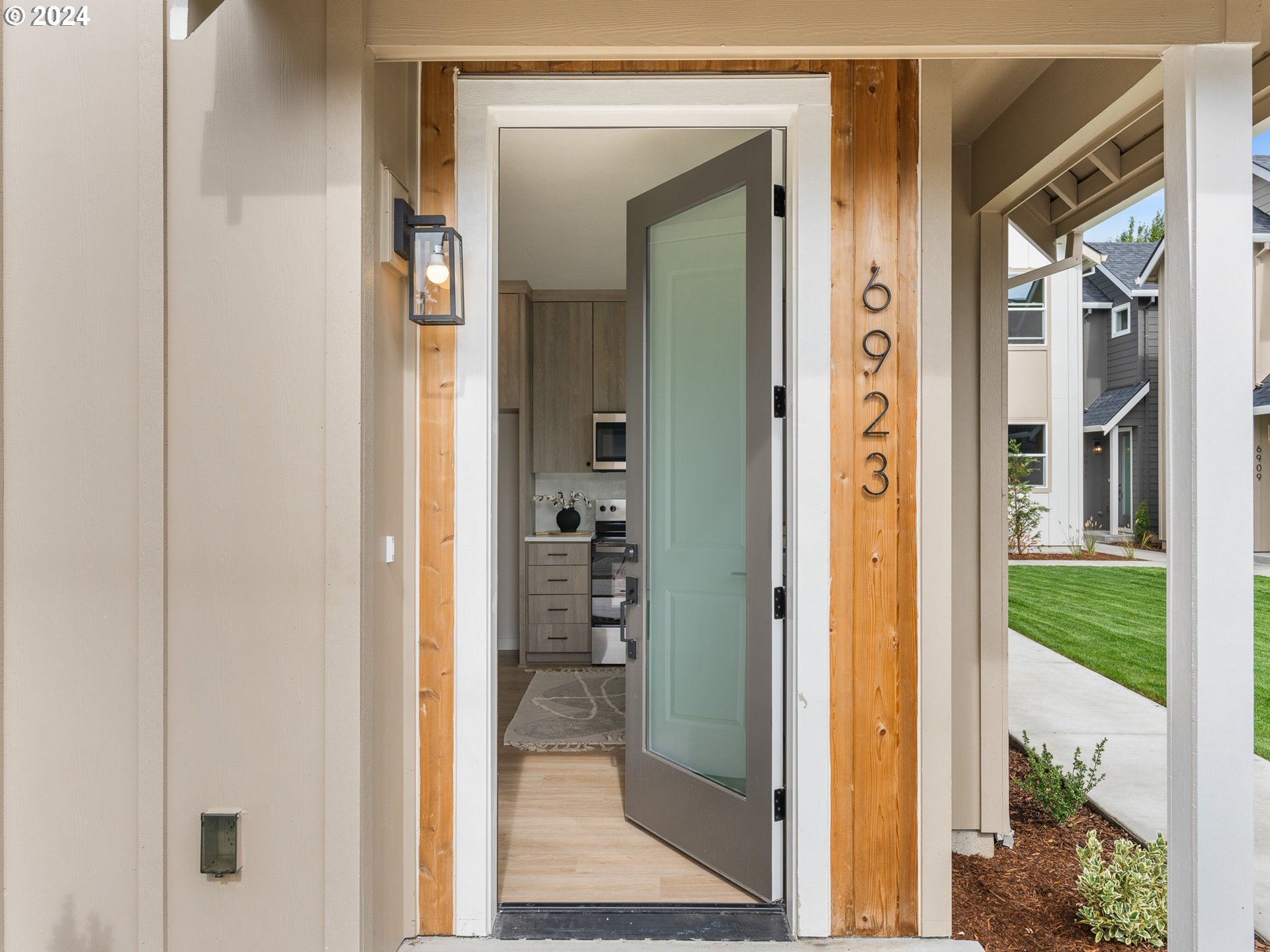 6909 North Bank Street Portland, OR 97203 - Photo 3 of 23