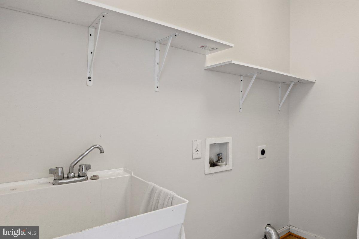 994 View Crest Court Front Royal, VA 22630 - Photo 22 of 33 a bathroom with a bathtub