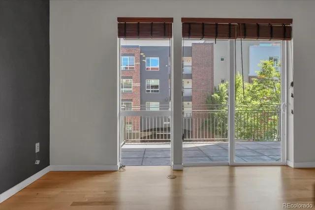 a view of entryway with livingroom