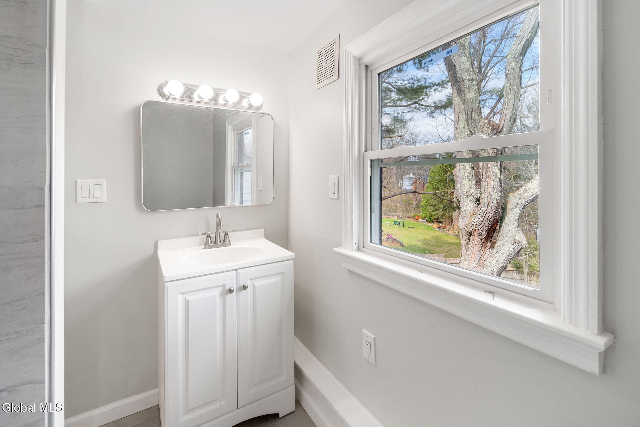 1030 Atateka Road Niskayuna, NY 12309 - Photo 13 of 44 28-1030AtatekaRd_28