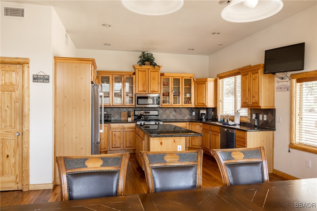 42577 Bear Loop Big Bear City, CA 92314 - Photo 20 of 38 a room with wooden floor and large windows