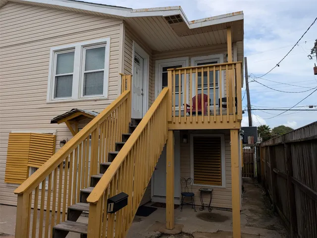 a view of entryway with a front door