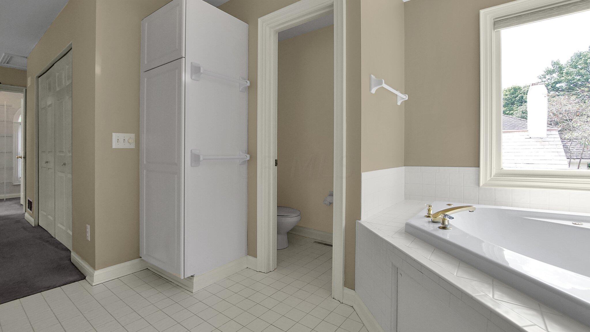 8069 Flint Road Columbus, OH 43235 - Photo 20 of 75 Owners Bathroom